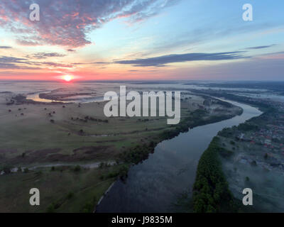 Luftaufnahme des Flusses bei Sonnenaufgang Stockfoto