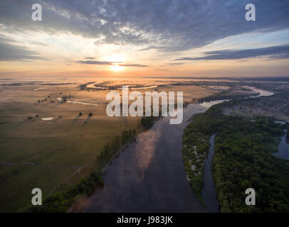 Luftaufnahme des Flusses bei Sonnenaufgang Stockfoto