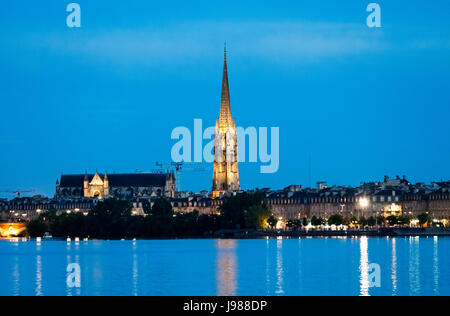 Panorama Abend Blick, Bordeaux Waterfront und Turm der Basilika St. Michael von der Garonne, in der Weinbau-Region Südwesten Frankreichs Stockfoto