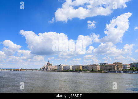 Panorama von Pest Uferpromenade am östlichen Ufer der Donau, Budapest, Hauptstadt von Ungarn, mit dem ungarischen Parlamentsgebäude Stockfoto