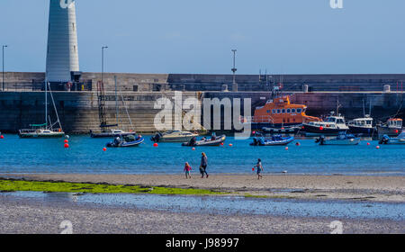 Donaghadee Leuchtturm und Hafen Stockfoto