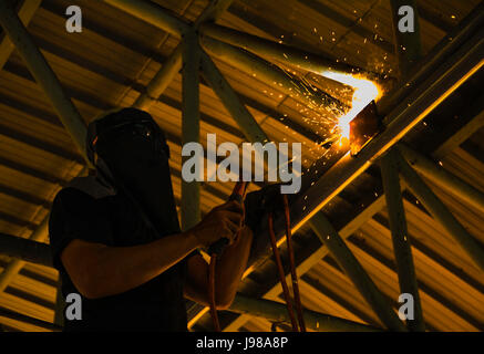 Industrielle Arbeiter in der Fabrik Stahl Schweißen unter dem Dach. Stockfoto