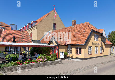 Mittagessen im Hundested Inn and Hotel, Hundested Kro og Hotel, in Hundested n North Sealand, Dänemark. Hygge. Stockfoto