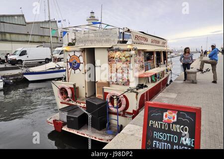 Viareggio (Toskana), Seebad, Boot als ein Kiosk für die Suppen verwendet Stockfoto