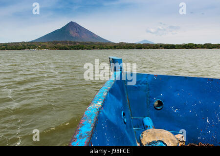 Deteail des Bogens einer Fähre mit der Insel Ometepe im Hintergrund, in Nicaragua; Konzept für Reisen in Nicaragua und Zentralamerika Stockfoto