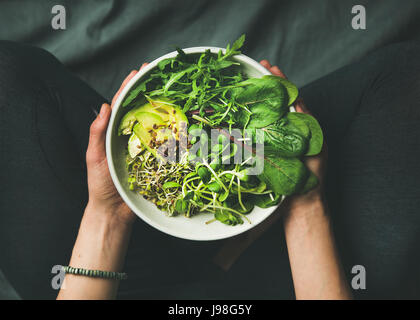 Frühstück mit Spinat, Rucola, Avocado, Samen und Sprossen in Schüssel Stockfoto