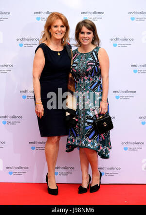 Sarah Ferguson, Herzogin von York und Prinzessin Eugenie von York (rechts) an das Ende der Stille Charity Fundraiser in Abbey Road Studios in London. Stockfoto