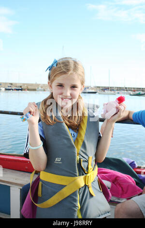 Kind das Tragen einer Schwimmweste, Spaß am Bootfahren Ausflug in der Bucht von Dublin, Irland Stockfoto