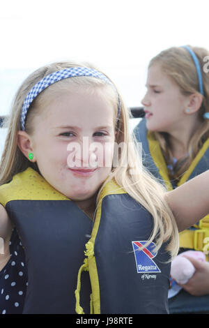 Kind das Tragen einer Schwimmweste, Spaß am Bootfahren Ausflug in der Bucht von Dublin, Irland Stockfoto