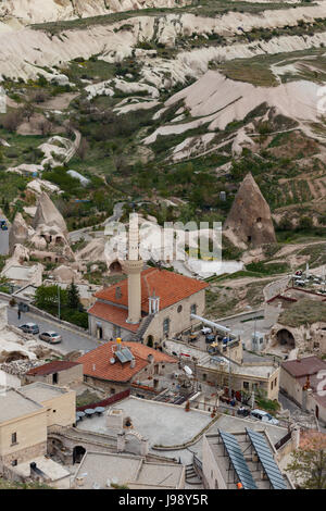 Vertikale Schuss der Ansicht von Uchhisar Burg über touristische Dörfer und Felsformationen Stockfoto