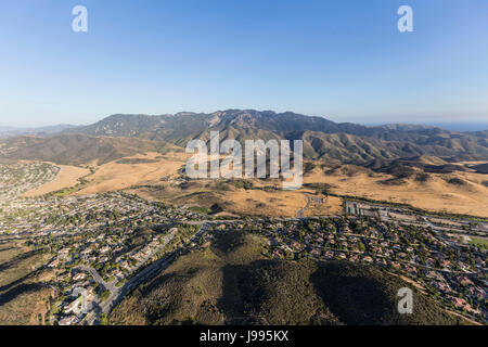 Luftaufnahme von Newbury Park, Boney m und die Santa Monica Mountains National Recreation Area in Ventura County, Kalifornien. Stockfoto