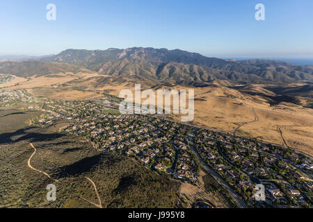 Luftaufnahme von Newbury Park Häusern und den Santa Monica Mountains National Recreation Area in Ventura County, Kalifornien. Stockfoto