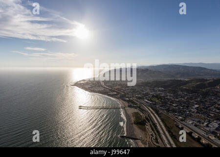 Luftbild von Ventura Pier und der Pazifikküste in Südkalifornien. Stockfoto