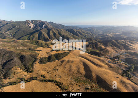 Luftaufnahme des Mt. Boney und Rancho Sierra Vista in den Santa Monica Mountains National Recreation Area. Stockfoto