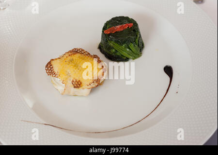Gedünsteter Seebarsch in Kartoffeln mit Kräutern und Gemüse - Italien gewickelt Stockfoto