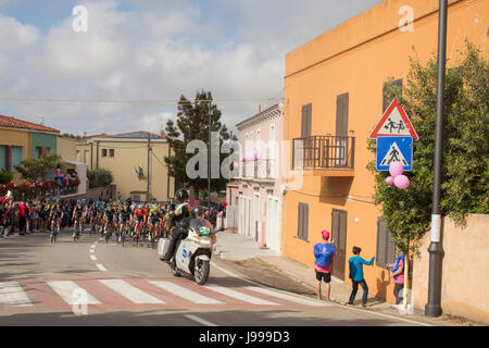 Radfahrer übergeben San Pataleo in der ersten Phase Alghero-Olbia, Giro d ' Italia 2017, Sardinien, Italien Stockfoto