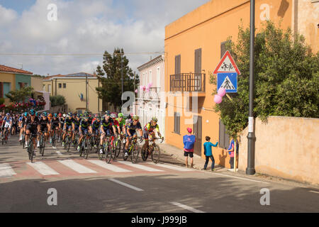 Radfahrer übergeben San Pataleo in der ersten Phase Alghero-Olbia, Giro d ' Italia 2017, Sardinien, Italien Stockfoto