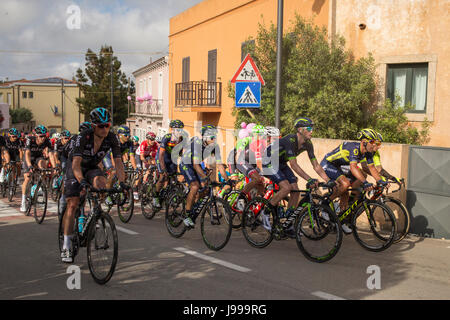 Radfahrer übergeben San Pataleo in der ersten Phase Alghero-Olbia, Giro d ' Italia 2017, Sardinien, Italien Stockfoto