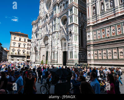 Florenz, Italien - 17. April 2017 - The Dom in Florenz, Italien, an einem sonnigen Tag mit Menschen besuchen. Stockfoto