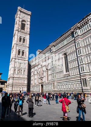Florenz, Italien - 19. April 2017 - Giottos Glockenturm in Florenz, an einem sonnigen Tag. Stockfoto
