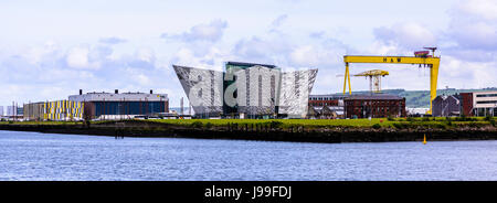 Titanic Belfast und Samson, einer der berühmten gelben Belfast Krane Stockfoto