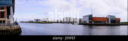 Panorama von Titanic Belfast, Samson, einer der berühmten gelben Krane, SSE-Arena (ehemals der Odyssey Arena), und der Fluss Lagan, Belfast, Northern ich Stockfoto