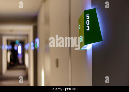 Zimmer leuchtet außen Zimmer auf einem Korridor in einem Hotel. Stockfoto