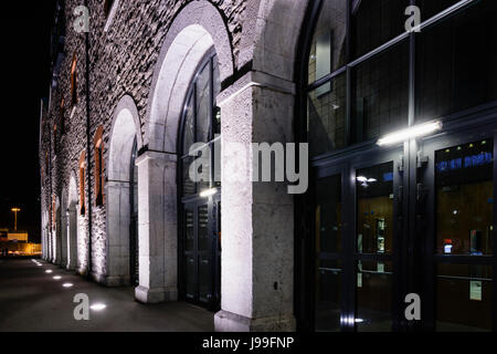 Eingangstüren außerhalb der 3 Arena in der Nacht, früher der O2-Arena und der Point Depot, ein Veranstaltungsort für große Konzerte in Dublin, Irland. Stockfoto