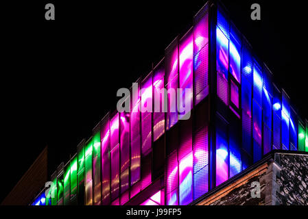 Bunte Lichter außerhalb der 3 Arena in der Nacht, früher der O2-Arena und der Point Depot, ein Veranstaltungsort für große Konzerte in Dublin, Irland. Stockfoto