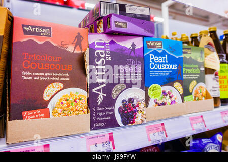 Trikolore Couscous, Chiasamen, Perle Couscous und Freekeh Frühstückskost aus Getreide auf dem Regal im Supermarkt. Stockfoto