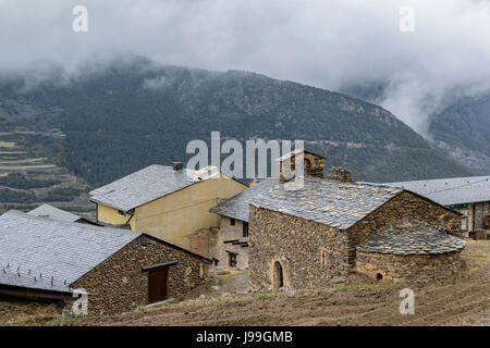 Typische Stein und Schiefer Häuser in Sant Esteve de Juverri, Juberri, Andorra Stockfoto