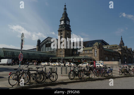 HAMBURG, Deutschland - 18. Juli 2015: Hauptbahnhof in Hamburg, Deutschland. Es ist der Hauptbahnhof der Stadt, die am stärksten auf dem Land und der sec Stockfoto