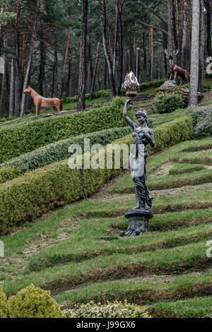 Jardin de Juberri, mit Statuen, Skulpturen und Wasserfällen in Saint Julia de Loria, Andorra. Stockfoto