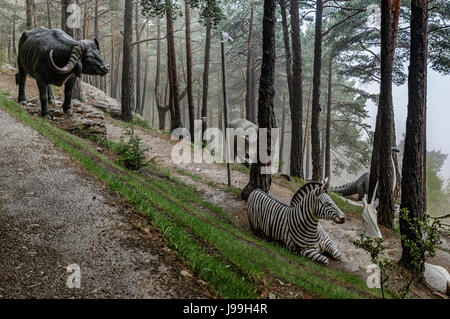 Jardin de Juberri, mit Statuen, Skulpturen und Wasserfällen in Saint Julia de Loria, Andorra. Stockfoto