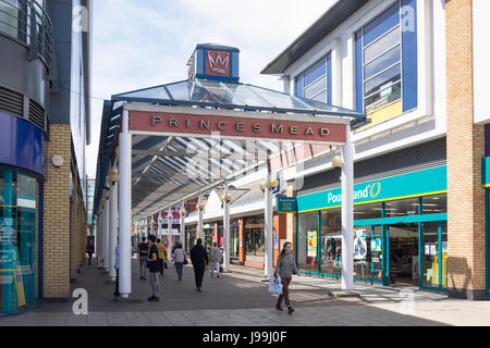 Eingang zum Fürsten Mead Shopping Centre, Westmead, Farnborough, Hampshire, England, Vereinigtes Königreich Stockfoto