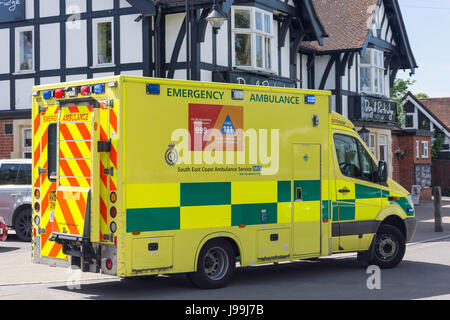 South East Coast Ambulanz Bereitschaftsdienst außerhalb Hund & Parteridge Pub, The Green, Yateley, Hampshire, England, Vereinigtes Königreich Stockfoto