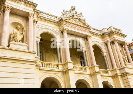 Mit Blick auf die Place Victor Hugo, Opera De Toulon ist Frankreichs größtes Opernhaus außerhalb von Paris. Es wurde von Charles Garnier entworfen und 1862 erbaut Stockfoto