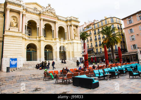 Mit Blick auf die Place Victor Hugo, Opera De Toulon ist Frankreichs größtes Opernhaus außerhalb von Paris. Es wurde von Charles Garnier entworfen und 1862 erbaut. Stockfoto