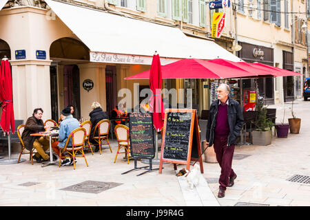 Es gibt ein einladendes Café Szene am Place Puget in Toulon, Frankreich. Stockfoto