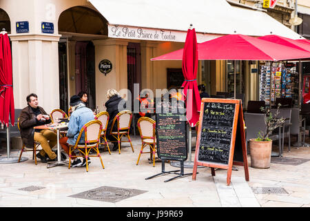 Es gibt ein einladendes Café Szene am Place Puget in Toulon, Frankreich. Stockfoto