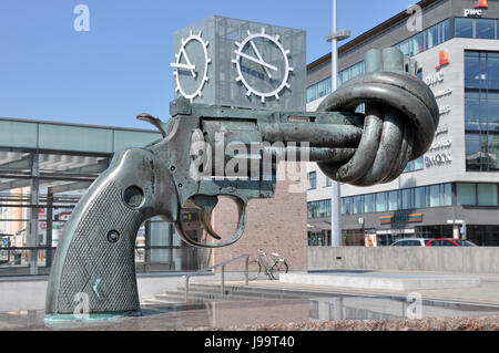 Non Violence, eine Skulptur von Carl Fredrik Reutersward in Malmö, Schweden. Knotenpistole Stockfoto