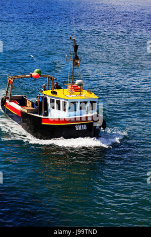 Scarborough-Fischerboot "Who Cares", tritt in den Hafen. Scarborough, North Yorkshire, England. Stockfoto