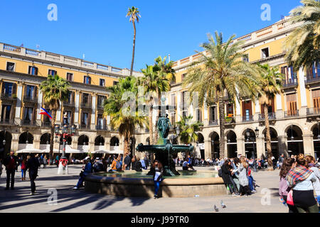 Touristen sitzen unter den Brunnen der drei Grazien - Schönheit, Charme und Freude an der Placa Reial im Barri Gotic Bereich von Barcelona, Katalonien, Spanien. Stockfoto