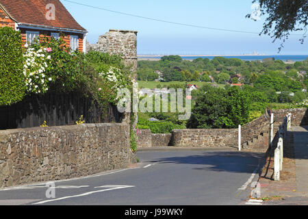 Die Aussicht von Winchelsea über Winchelsea, Teil der Romney Marsh, in Dungeness power station in Rye Bay sichtbar auf klaren Tag, England, Großbritannien Stockfoto