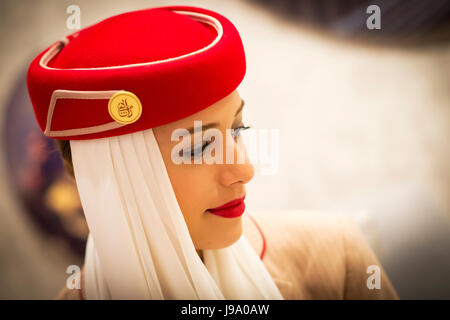 Schöne junge Dame in ihren Zwanzigern posiert in Mode-Stil. Stockfoto