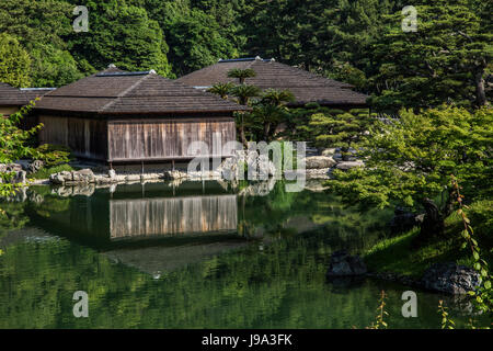 Kikugetsu-Tei ist eine traditionelle japanische Sukiya Teehaus, an den Ufern des Nanko Süden Teich bei Ritsurin, einer der schönsten Gärten Japans. Ritsur Stockfoto