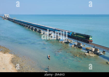 Trainieren Sie weiter Pamban Bridge in Rameshwaram, Tamil Nadu, Indien Stockfoto
