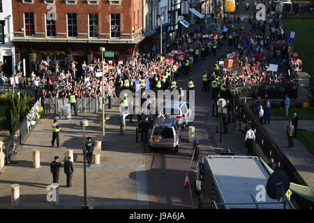 Cambridge, UK. 31. Mai 2017. Jeremy Corbyn erkennt die Massen auf der Königs-Parade, wie er für die BBC Wahldebatte im Senat House in Cambridge ankommt. Bildnachweis: Ben Grant/Alamy Live-Nachrichten Stockfoto