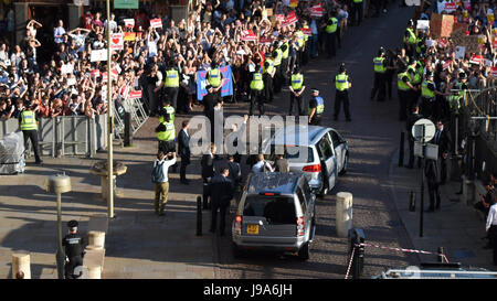 Cambridge, UK. 31. Mai 2017. Jeremy Corbyn erkennt die Massen auf der Königs-Parade, wie er für die BBC Wahldebatte im Senat House in Cambridge ankommt. Bildnachweis: Ben Grant/Alamy Live-Nachrichten Stockfoto