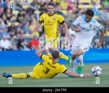 Columbus, Vereinigte Staaten von Amerika 31. Mai 2017. 31. Mai 2017: Seattle Sounders FC Mittelfeldspieler Cristian Roldan (7) vermeidet ein Tackling von Columbus Crew SC Verteidiger Josh Williams (3) in ihrem Spiel bei Mapfre-Stadion. Columbus, Ohio, USA. Bildnachweis: Brent Clark/Alamy Live-Nachrichten Stockfoto